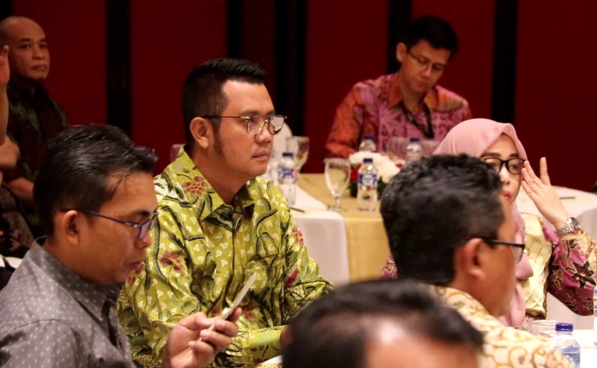 Bupati Bintan saat menghadiri rapat investasi