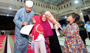 ef0d2734-3bea-4592-a263-44339c1f85ca Gubernur Kepri Nurdin Basirun bersama anak-anak di masjid