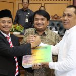 Wakil Ketua DPRD Tanjungpinang, Ade Angga dan Ahmad Dani Pasaribu menerima salam komando dengan Pelaksana Tugas Wali Kota Tanjungpinang, Raja Ariza