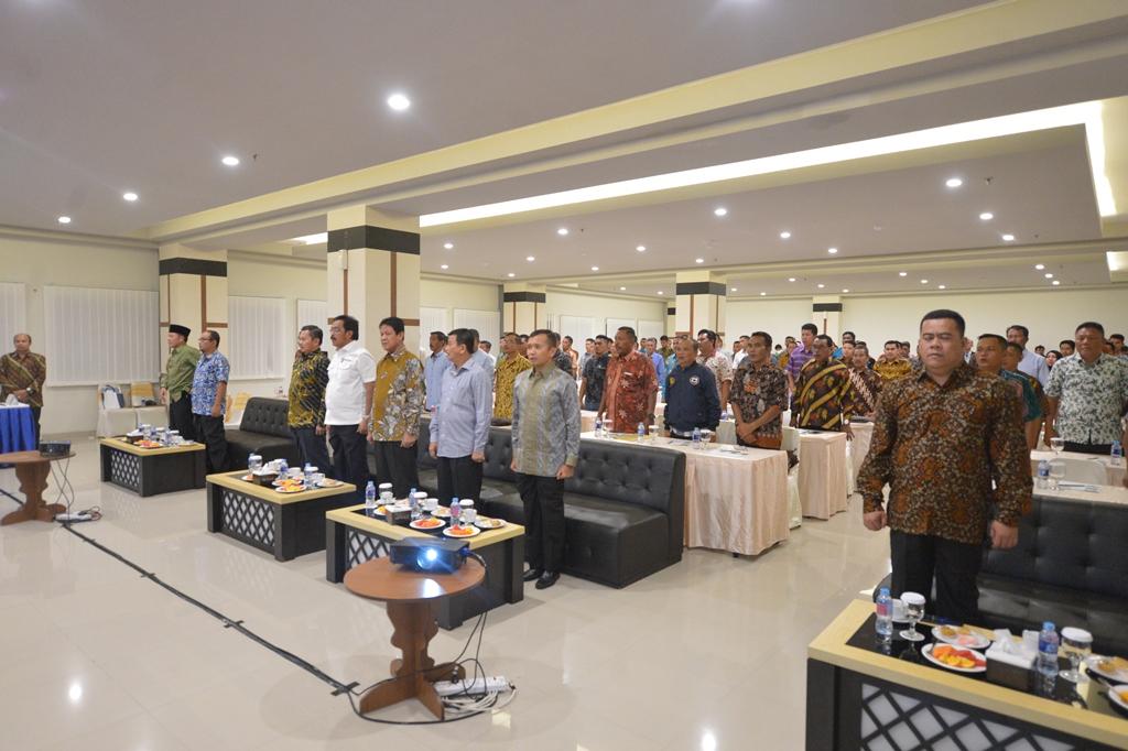 Gubernur Ajak Kades Sentuh Masyarakat dengan Hati