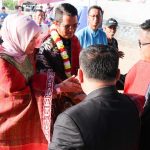 Hadiri Pesta Gotilon HKBP, Bupati dan Ibu Dihadiahi Kain Ulos