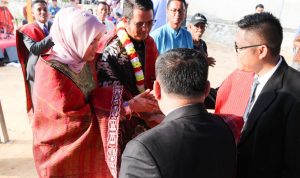 Hadiri Pesta Gotilon HKBP, Bupati dan Ibu Dihadiahi Kain Ulos