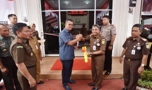 Peresmian Gedung Kajari Bintan, Bupati Bintan Serahkan Bantuan Mobil Operasional