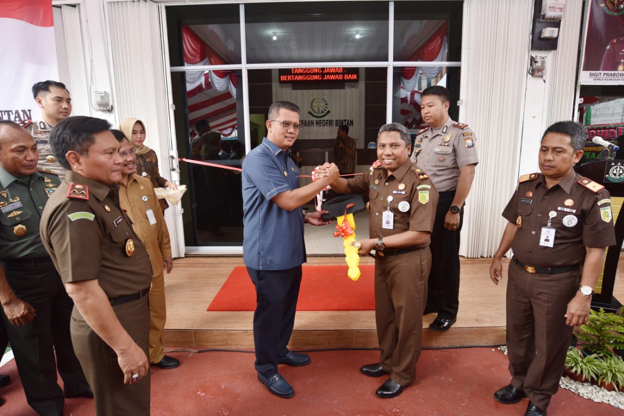 Peresmian Gedung Kajari Bintan, Bupati Bintan Serahkan Bantuan Mobil Operasional