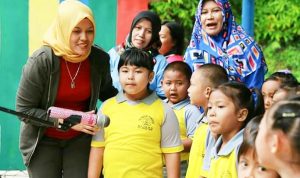 Debby Ingatkan Orang Tua Bahaya Gadget Bagi Anak, Serta Ide Pemutaran Lagu Nasionalisme di Sekolah. Ini Alasannya