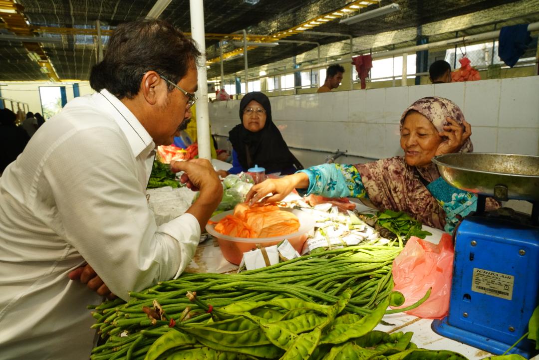 Gubernur Kepri meninjau kegiatan para pedagang di pasar