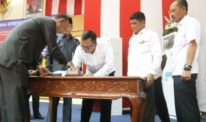 Ketua DPRD Bintan, Nesar Ahmad saat menandatangani berita acara rapat Paripurna Penyampaian Ranperda tentang Perubahan APBD Kabupaten Bintan
