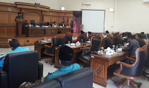 Wali Kota Tanjungpinang, Syahrul membacakan pidatonya dalam rapat paripurna