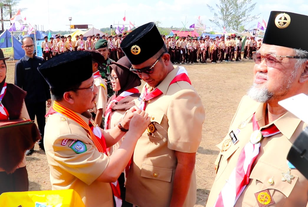Bupati Bintan Terima Penghargaan Lencana Darma Bakti
