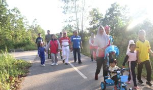 Bina Semangat Persatuan, Wabup Bintan Jalan Santai Bersama Masyarakat Toapaya Asri