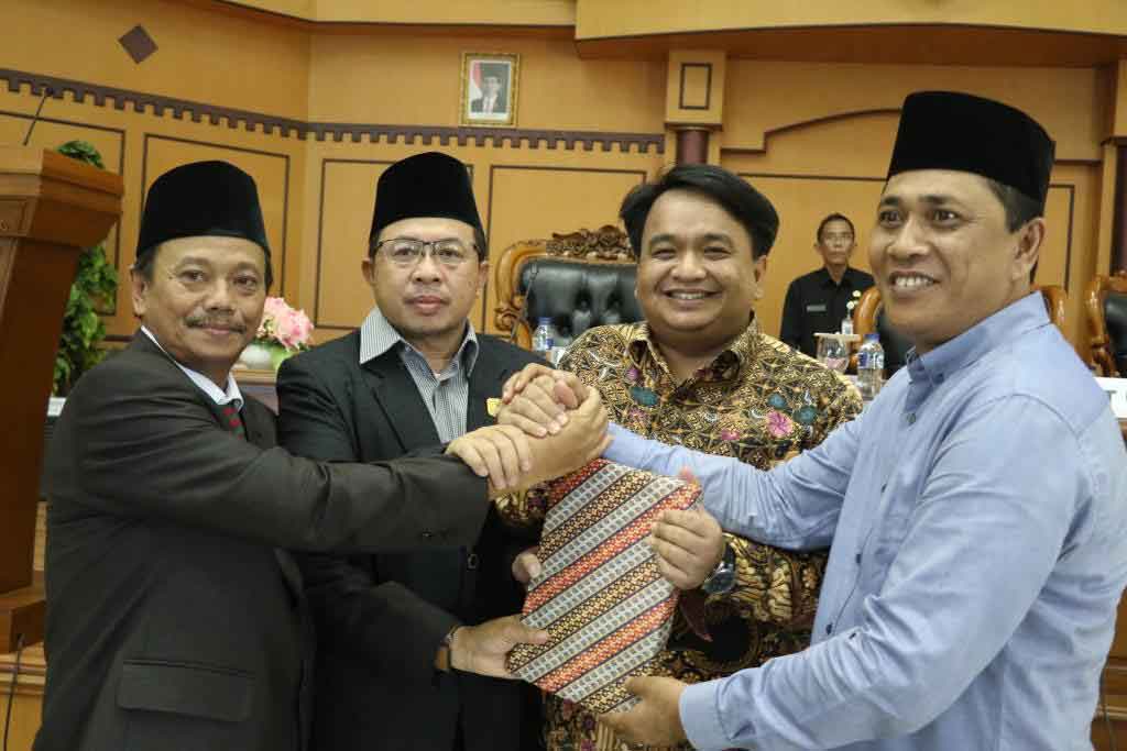 Pimpinan DPRD Tanjungpinang salam komando dengan penjabat Wali Kota Tanjungpinang, Raja Ariza setelah paripurna