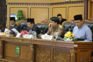 Pimpinan sidang Ketua DPRD Tanjungpinang, Suparno membacakan sambutan