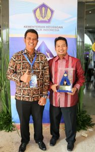 Bupati Bintan Apri Sujadi foto bersama dengan Kepala Badan Pengelolaan Kekayaan Aset Daerah Kabupaten Bintan Moch Setioso di Gedung Dhanapala Kementerian Keuangan RI, Jakarta