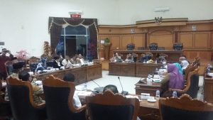 Perwakilan KPU dan Bawaslu Tanjungpinang memberikan masing-masing pendapat dalam rapat bersama DPRD Tanjungpinang