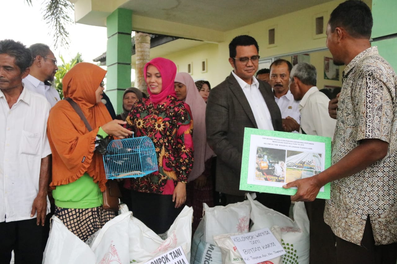 Sarasehan Petani, Bupati dan Wakil Bupati Bintan Serahkan Bantuan