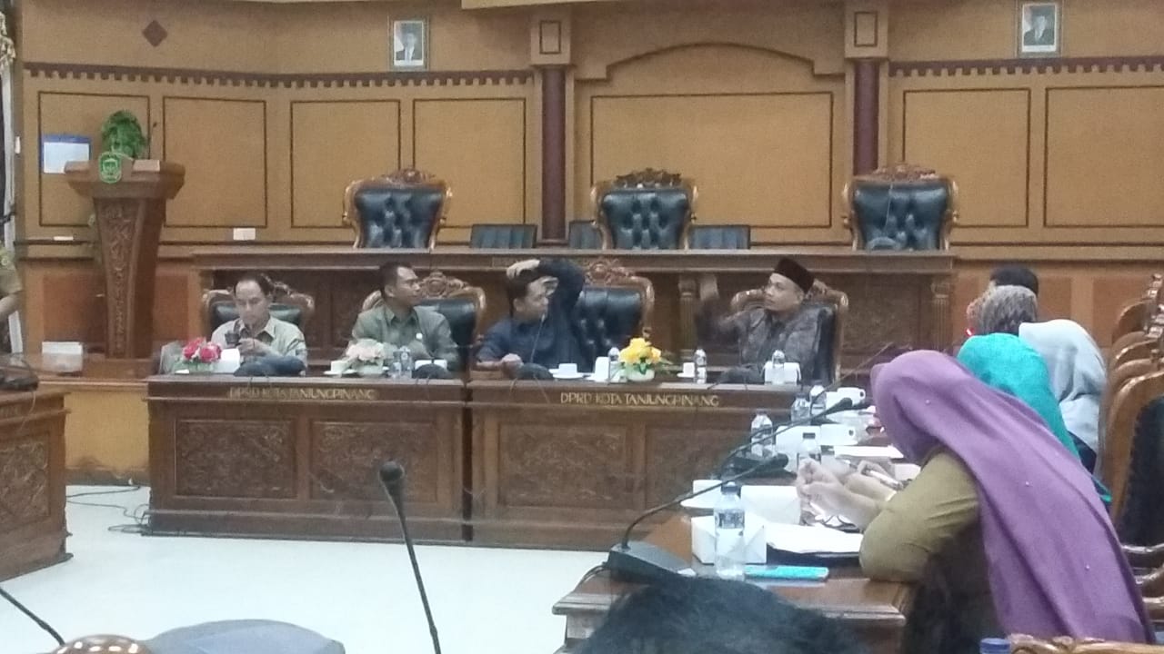 Ketua Komisi I Maskur saat memimpin rapat bersama anggota DPRD yang lain bersama KPU dan Bawaslu Tanjungpinang