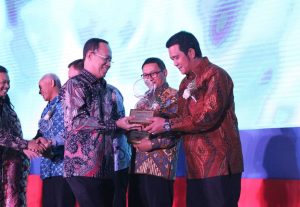 Bupati Bintan Terima Penghargaan Ki Hajar Award 2018