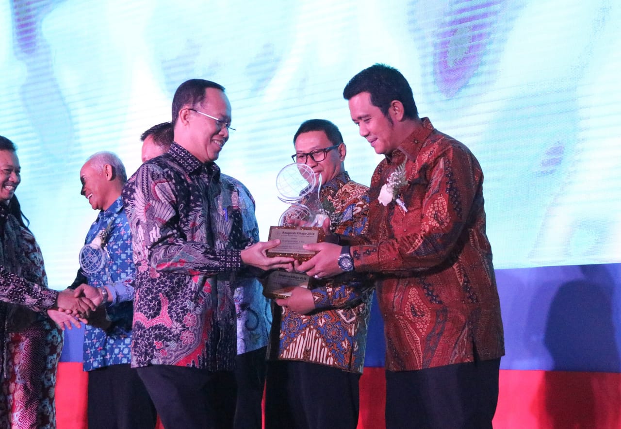 Bupati Bintan Terima Penghargaan Ki Hajar Award 2018