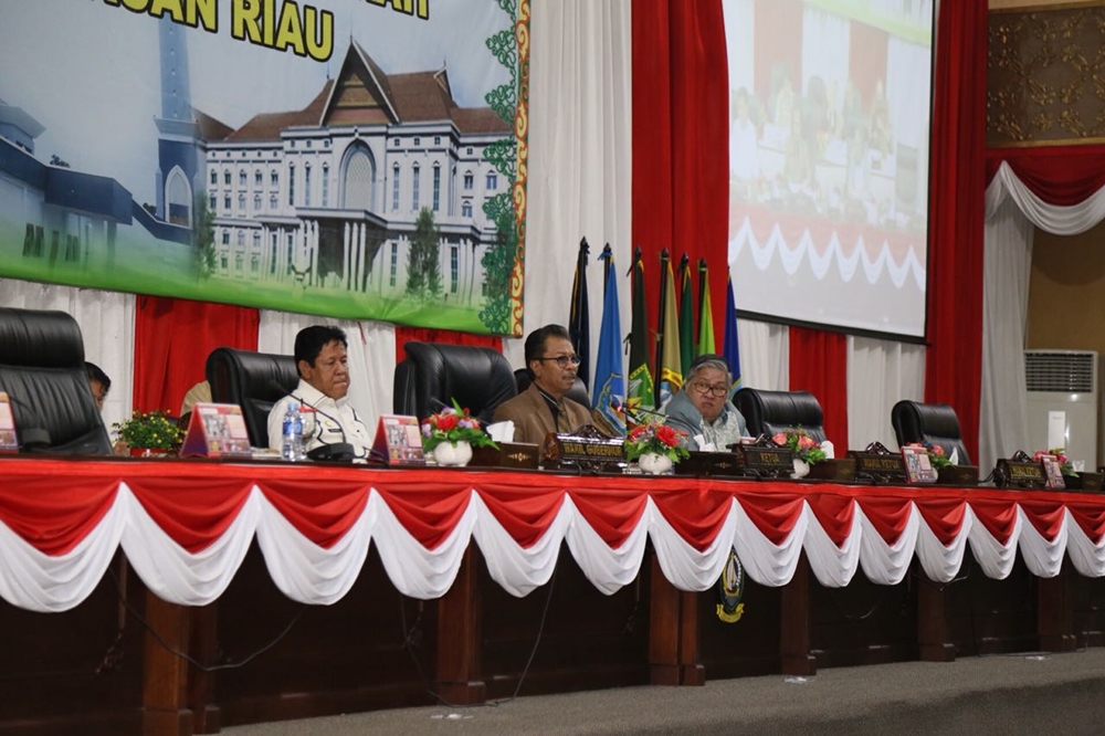 DPRD KEPRI melaksanakan rapat paripurna bahas defisit anggaran