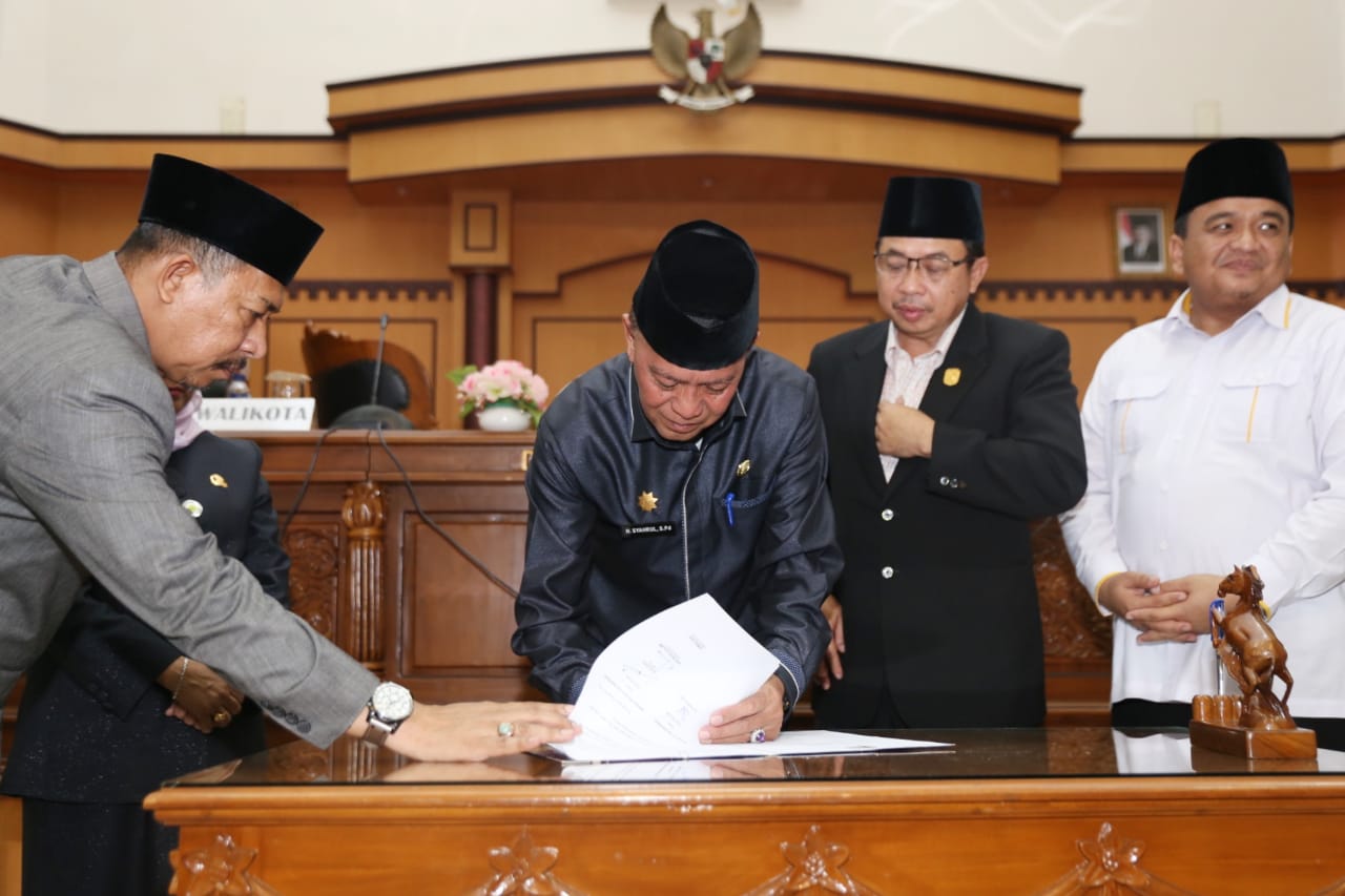 Wali Kota Tanjungpinang, Syahrul menandatangani pengesahan APBDP 2018 Tanjungpinang