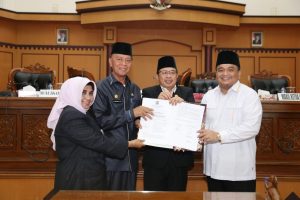 Foto Bersama Pimpinan DPRD bersama Wali Kota dan Wakil Wali Kota setelah pengesahan APBD-P 2018