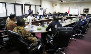 Komisi I DPRD Kepri dan Dewan Legislatif Mahasiswa Politeknik Negeri Batam saling bertukar pendapat di ruangan kantor DPRD Kepri