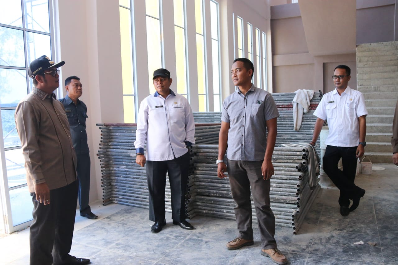 Bupati Bintan Tinjau Pembangunan Stadion Bola Busung.