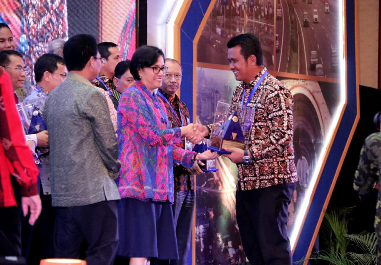 Penghargaan bergengsi nasional atas prestasi Bintan meraih WTP diberikan Menteri Keuangan RI Ibu Sri Mulyani kepada Bupati Bintan H Apri Sujadi, S.Sos
