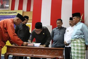 Ketua DPRD Bintan, Nesar Ahmad saat menandatangani Berita Acara Pengesahan APBD Bintan 2019