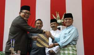 Ketua DPRD Bintan, Nesar Ahmad menyerahkan Berita Acara Pengesahan APBD Bintan 2019 kepada Wakil Bupati Bintan, Dalmasri Syam