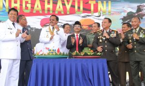 Ketua DPRD Kepri Jumaga Nadeak, Gubernur Kepri, Kapolda Kepri, Wakil Gubernur Kepri dan jajaran pejabat lainnya saat merayakan HUT TNI ke-73
