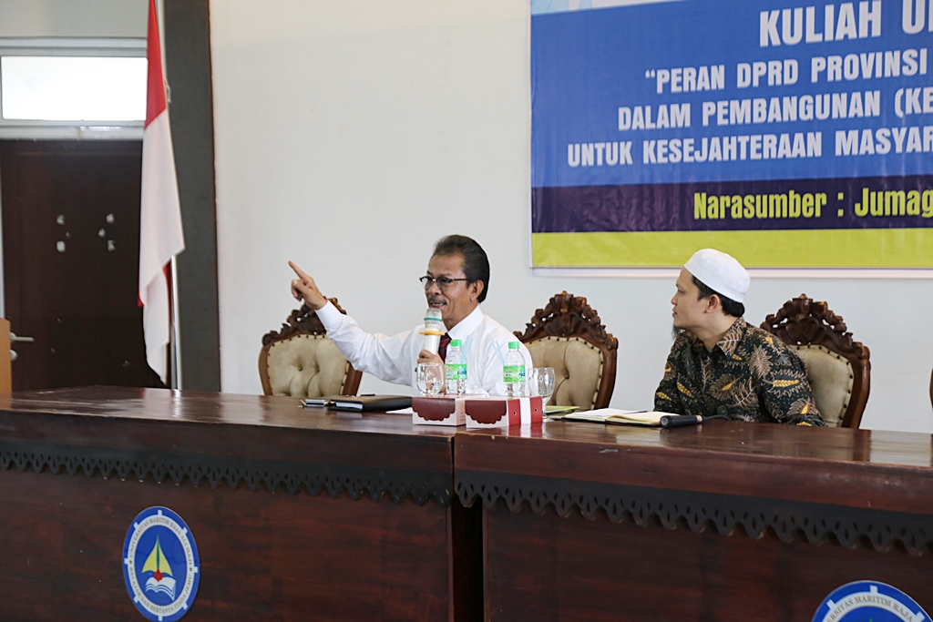 Ketua DPRD Kepri, Jumaga Nadeak memberikan materi dalam Kuliah Umum kepada 219 mahasiswa/i dari berbagai Program Studi (Prodi) Universitas Maritim Raja Ali Haji (UMRAH)