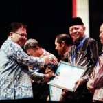 Penghargaan diterima langsung oleh Walikota Tanungpinang H. Syahrul, S. Pd dari perwakilan Ombudsman Republik Indonesia Adrianus Meiala di Auditorium TVRI pusat, Senin (10/12)