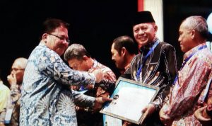 Penghargaan diterima langsung oleh Walikota Tanungpinang H. Syahrul, S. Pd dari perwakilan Ombudsman Republik Indonesia Adrianus Meiala di Auditorium TVRI pusat, Senin (10/12)