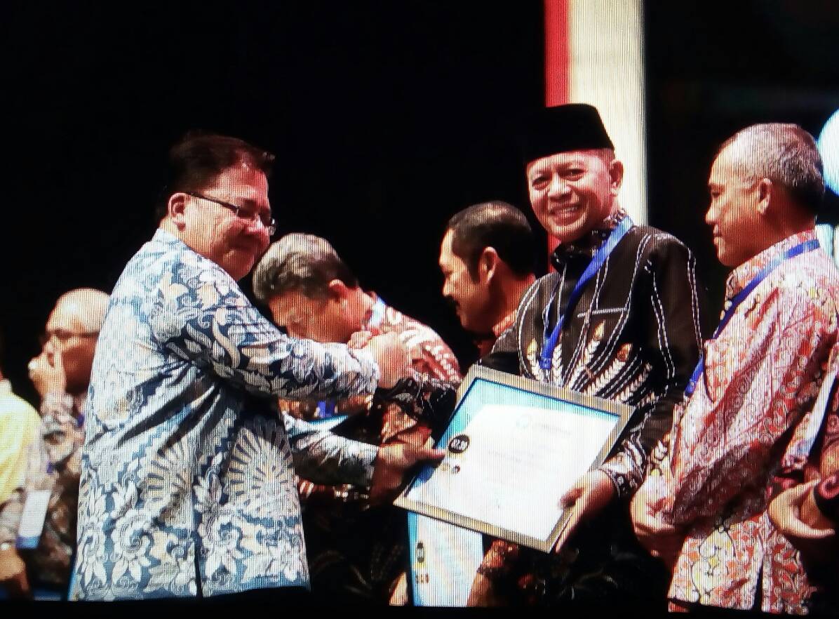 Penghargaan diterima langsung oleh Walikota Tanungpinang H. Syahrul, S. Pd dari perwakilan Ombudsman Republik Indonesia Adrianus Meiala di Auditorium TVRI pusat, Senin (10/12)