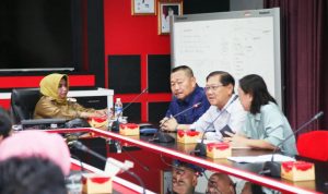 Wakil Walikota Tanjungpinang Hj. Rahma, S. Ip mengingatkan pengusaha agar mengurus langsung izinnya, tidak melalui calo.