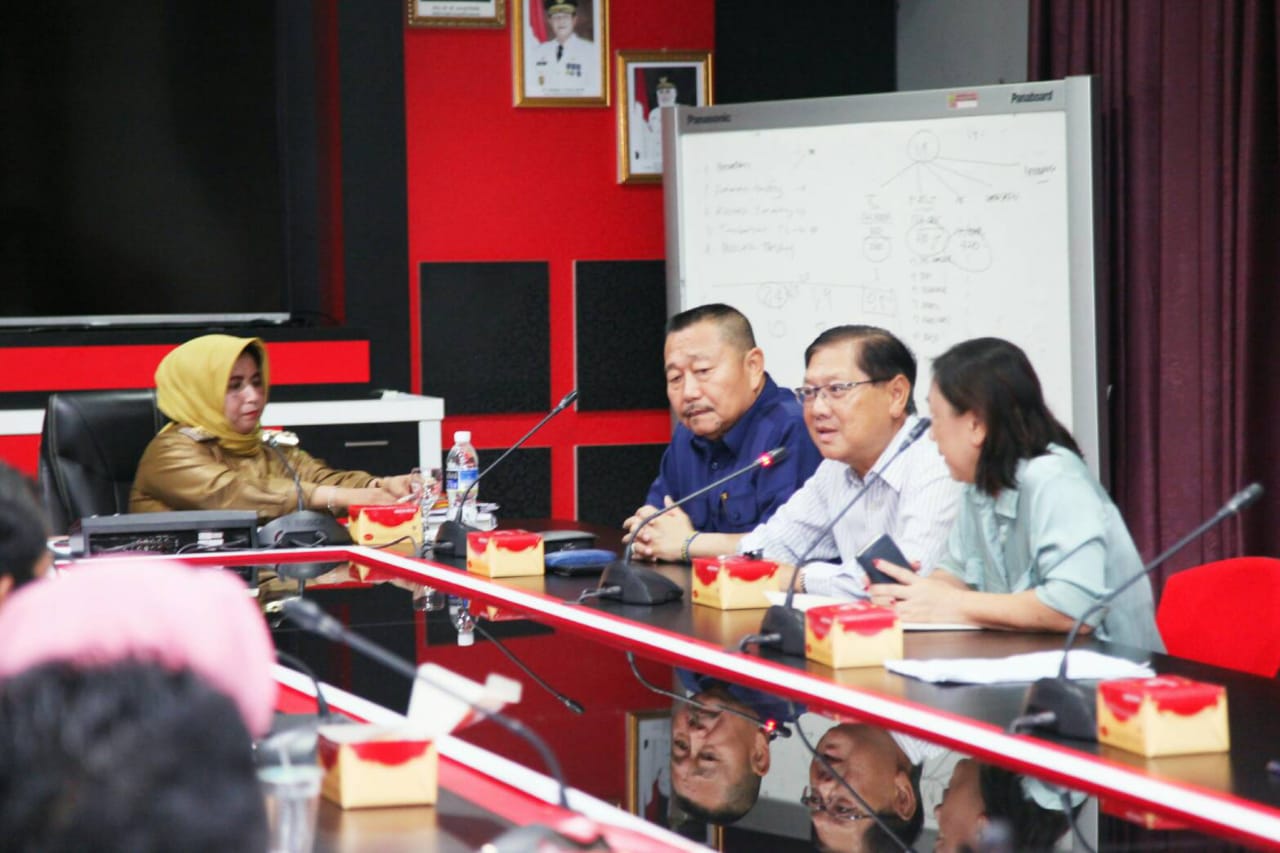 Wakil Walikota Tanjungpinang Hj. Rahma, S. Ip mengingatkan pengusaha agar mengurus langsung izinnya, tidak melalui calo.