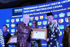 Tanjungpinang Terima Penghargaan Daerah Tertib Ukur Serta 200 unit Timbangan