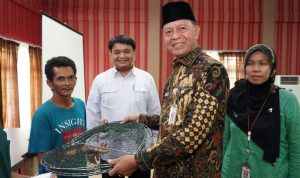 Syahrul Serahkan Bantuan dan Premi Asuransi untuk Nelayan