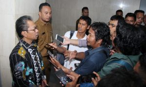 Jumaga Nadeak, Ketua DPRD Kepri saat diwawancarai sejumlah wartawan