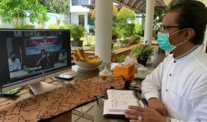 Ketua DPRD Kepri saat melakukan teleconference rapat koordinasi percepatan penangan covid19