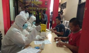 Para Tahanan Polres Tanjungpinang Saat Menjalani Rapidtes