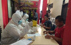 Para Tahanan Polres Tanjungpinang Saat Menjalani Rapidtes