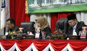 Pimpinan DPRD Dewi Kumala Sari dan Tengku Afrizal Dahlan bersama Sekda Pemprov Kepri TS Arif Fadillah