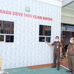 Kajari Bintan I Wayan Riana saat meninjau drive thru