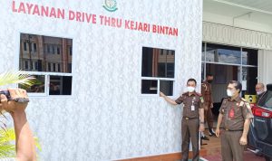 Kajari Bintan I Wayan Riana saat meninjau drive thru