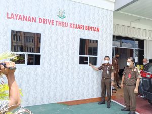 Kajari Bintan I Wayan Riana saat meninjau drive thru