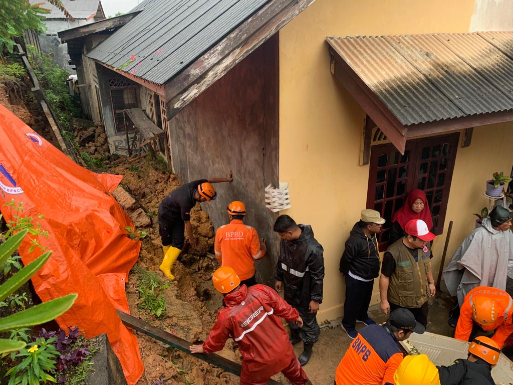 Musibah Tanah Longsor dan Pohon Tumbang Terjadi di Dua Kelurahan di Tanjungpinang Akibat Curah Hujan Tinggi