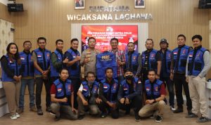Bagikan Rompi Khusus Kepada Jurnalis, Kapolresta Tanjungpinang: Saya Ini Sayang Kalian