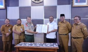 Bupati Karimun Aunur Rafiq Serahkan DPA SKPD Tahun 2023 Bupati Karimun Aunur Rafiq Serahkan DPA SKPD Tahun 2023
